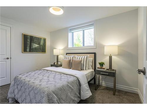 17-4700 Hamilton Road, Dorchester, ON - Indoor Photo Showing Bedroom