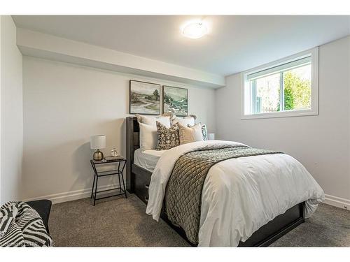 17-4700 Hamilton Road, Dorchester, ON - Indoor Photo Showing Bedroom