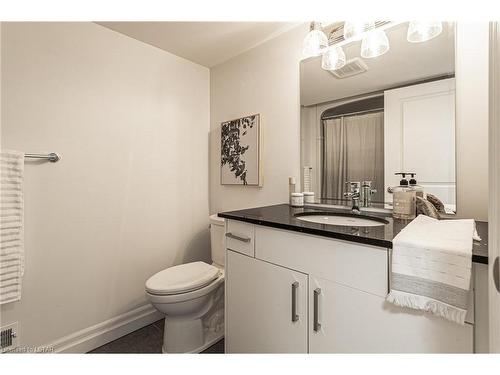 17-4700 Hamilton Road, Dorchester, ON - Indoor Photo Showing Bathroom