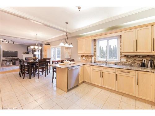 31 Bayside Court, London, ON - Indoor Photo Showing Kitchen With Double Sink
