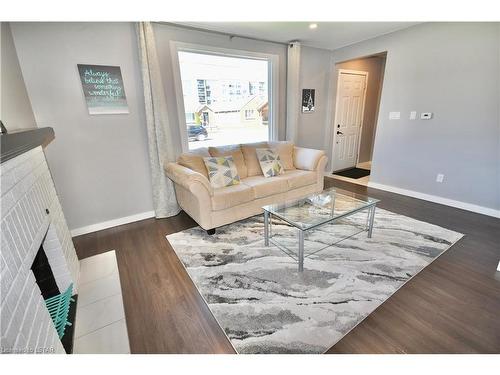 516 Highbury Avenue N, London, ON - Indoor Photo Showing Living Room