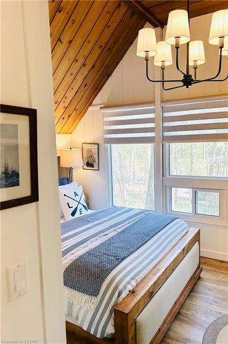 10291 Pines Parkway, Grand Bend, ON - Indoor Photo Showing Bedroom