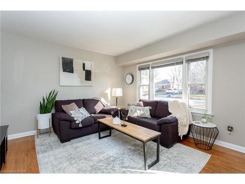 8 Gower Street, London, ON - Indoor Photo Showing Living Room