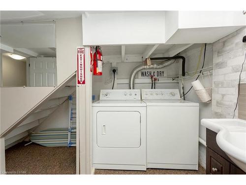 8 Gower Street, London, ON - Indoor Photo Showing Laundry Room