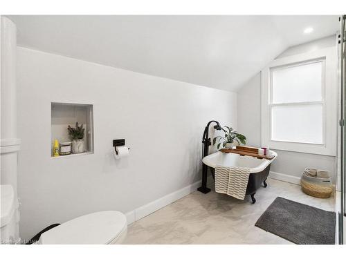 75 Albion Street, London, ON - Indoor Photo Showing Bathroom