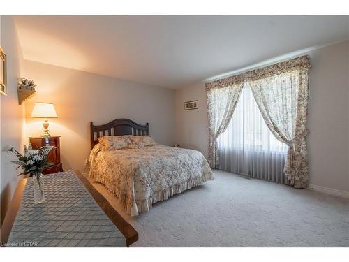 41 Abbey Lane, Exeter, ON - Indoor Photo Showing Bedroom