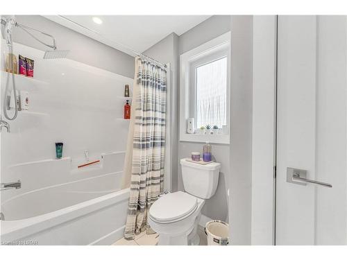 1422 Lawson Road, London, ON - Indoor Photo Showing Bathroom
