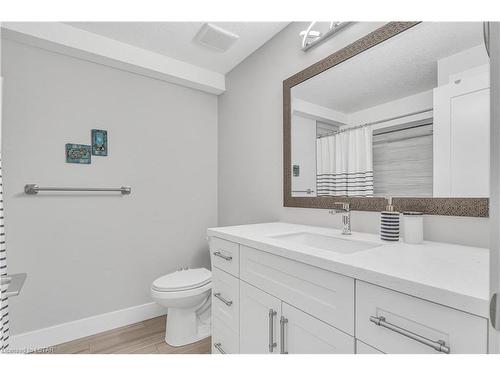 1422 Lawson Road, London, ON - Indoor Photo Showing Bathroom