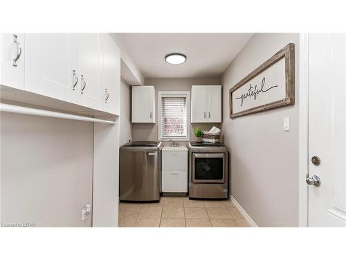 513 Juliana Drive Drive, Mount Brydges, ON - Indoor Photo Showing Kitchen