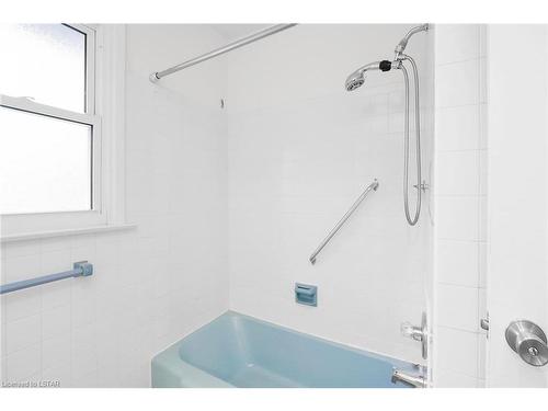 35 Harrison Crescent, London, ON - Indoor Photo Showing Bathroom