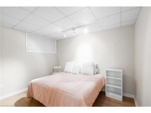 35 Harrison Crescent, London, ON - Indoor Photo Showing Bedroom