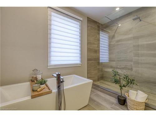 2055 Ironwood Road, London, ON - Indoor Photo Showing Bathroom