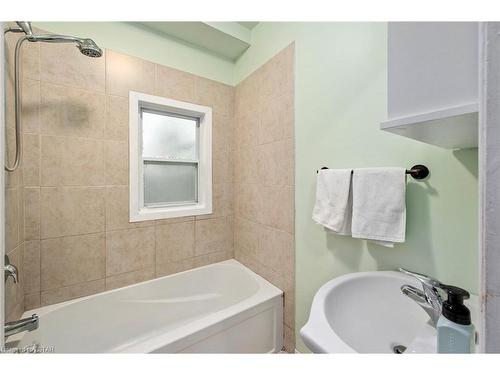 1 Erie Avenue, London, ON - Indoor Photo Showing Bathroom