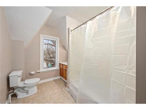 1 Erie Avenue, London, ON - Indoor Photo Showing Bathroom