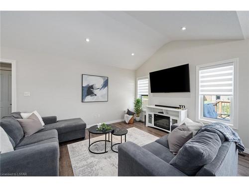 24 Acorn Trail, St. Thomas, ON - Indoor Photo Showing Living Room