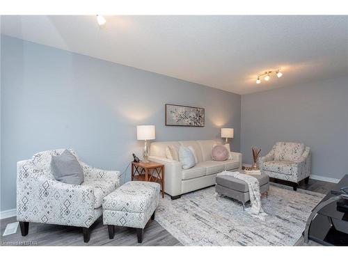 10-10 Rossmore Court, London, ON - Indoor Photo Showing Living Room