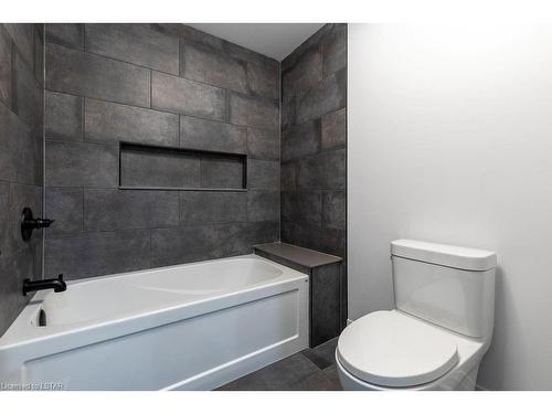 7230 Silver Creek Circle, London, ON - Indoor Photo Showing Bathroom