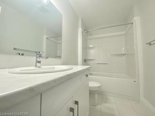 67-435 Callaway Road, London, ON - Indoor Photo Showing Bathroom