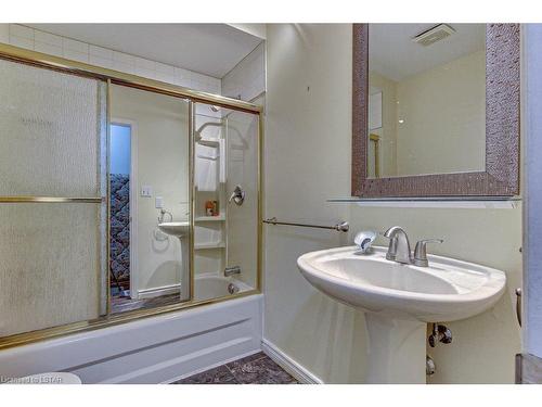 112 Emery Street W, London, ON - Indoor Photo Showing Bathroom