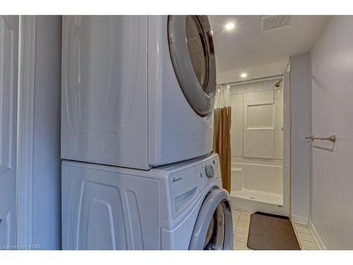 112 Emery Street W, London, ON - Indoor Photo Showing Laundry Room