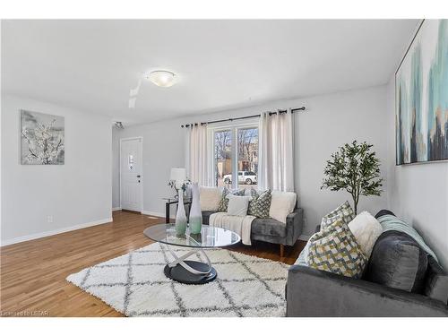 332 Belfield Street, London, ON - Indoor Photo Showing Living Room