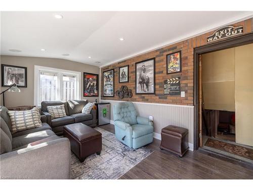 292 Wellington Road, London, ON - Indoor Photo Showing Living Room