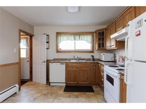 1023 Eagle Drive, London, ON - Indoor Photo Showing Kitchen With Double Sink