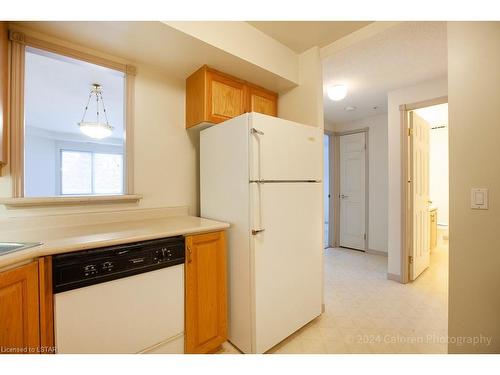 304-511 Gainsborough Road, London, ON - Indoor Photo Showing Kitchen