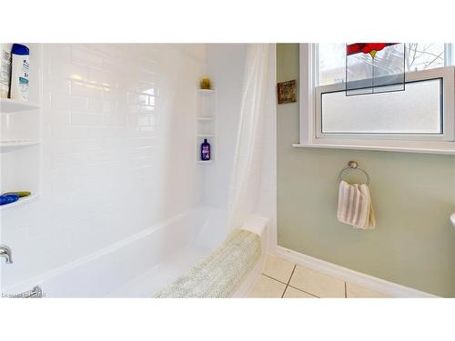 10 Argyle Street, London, ON - Indoor Photo Showing Bathroom