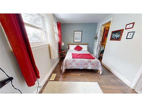 10 Argyle Street, London, ON - Indoor Photo Showing Bedroom