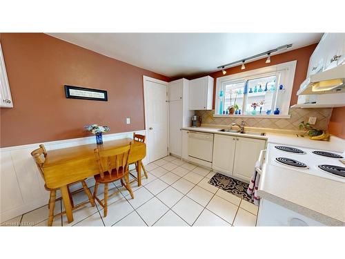 10 Argyle Street, London, ON - Indoor Photo Showing Kitchen With Double Sink