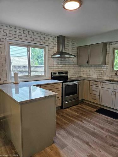 128 Toulon Crescent, London, ON - Indoor Photo Showing Kitchen With Upgraded Kitchen
