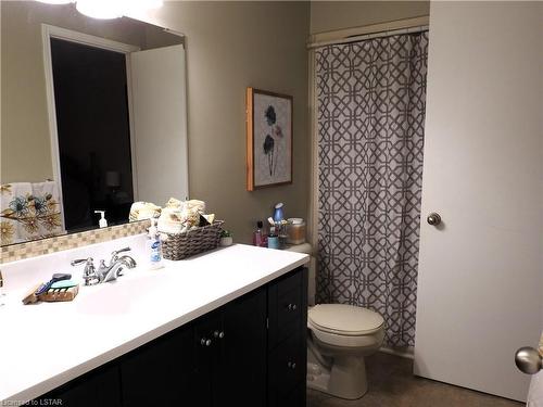 286 Kensington Avenue, Ingersoll, ON - Indoor Photo Showing Bathroom