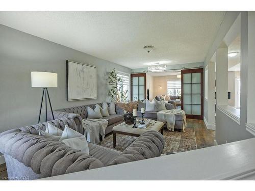 2340 Meadowgate Boulevard, London, ON - Indoor Photo Showing Living Room