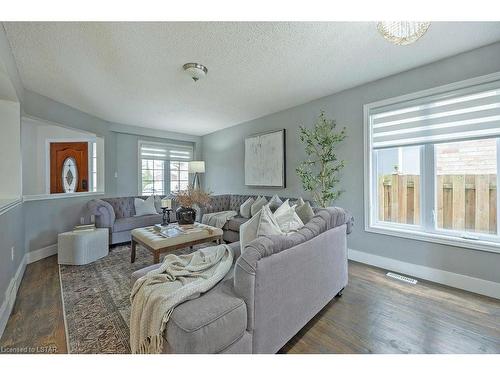 2340 Meadowgate Boulevard, London, ON - Indoor Photo Showing Living Room