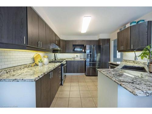 2340 Meadowgate Boulevard, London, ON - Indoor Photo Showing Kitchen With Upgraded Kitchen
