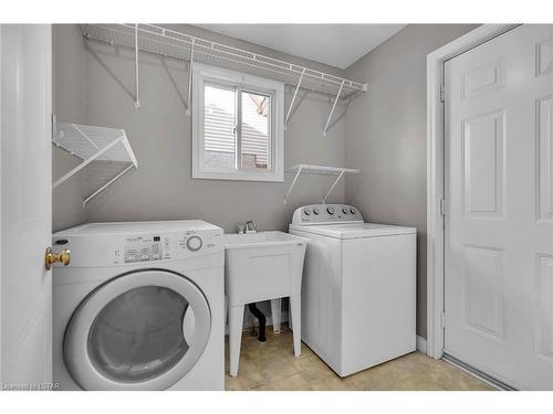 138 Napoleon Drive, London, ON - Indoor Photo Showing Laundry Room