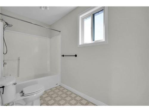 138 Napoleon Drive, London, ON - Indoor Photo Showing Bathroom