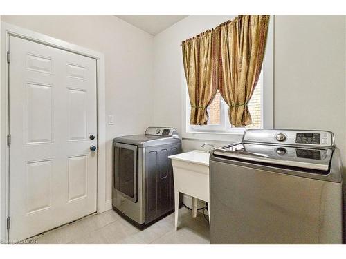 872 Zaifman Circle, London, ON - Indoor Photo Showing Laundry Room