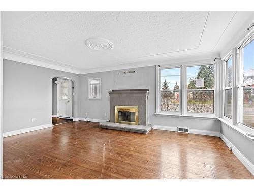 122 Highbury Avenue N, London, ON - Indoor Photo Showing Living Room With Fireplace