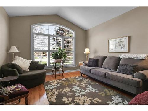 12 Pinebrook Court, London, ON - Indoor Photo Showing Living Room