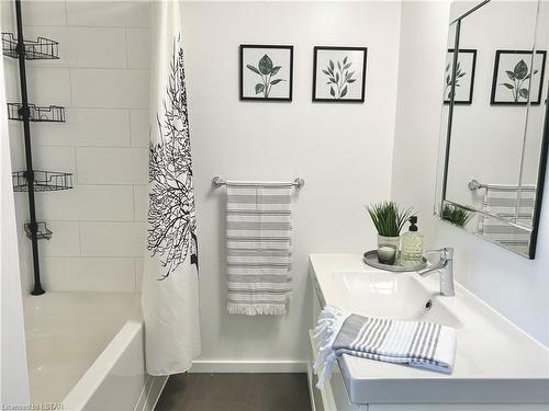 11 Monterey Crescent, London, ON - Indoor Photo Showing Bathroom