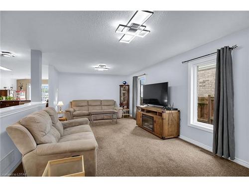 1521 Green Gables Road, London, ON - Indoor Photo Showing Living Room