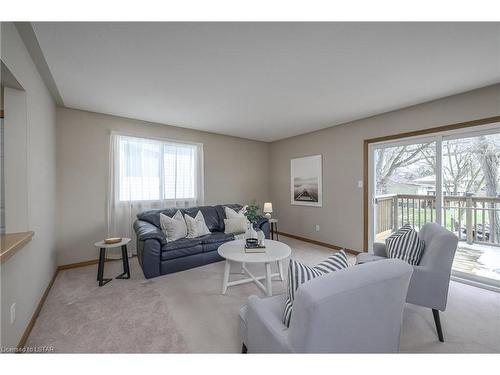 65 Herford Street, Tillsonburg, ON - Indoor Photo Showing Living Room