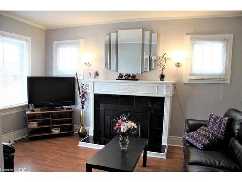 360 Oakland Avenue, London, ON - Indoor Photo Showing Living Room With Fireplace