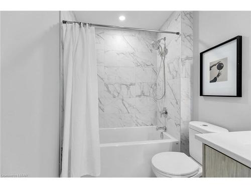 120-2062 Lumen Drive, London, ON - Indoor Photo Showing Bathroom