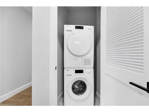 120-2062 Lumen Drive, London, ON - Indoor Photo Showing Laundry Room