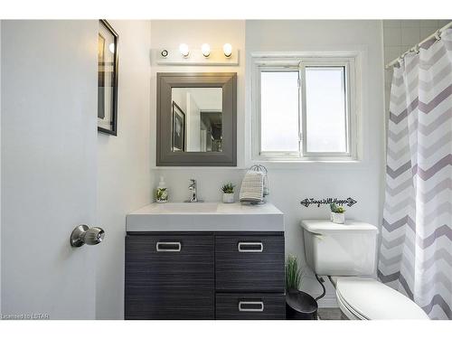 456 Regal Drive, London, ON - Indoor Photo Showing Bathroom
