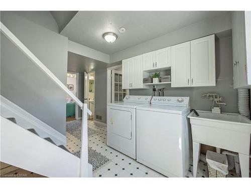 456 Regal Drive, London, ON - Indoor Photo Showing Laundry Room