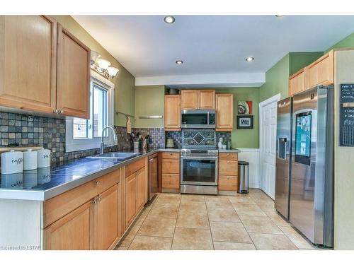 818 Princess Avenue, London, ON - Indoor Photo Showing Kitchen With Double Sink